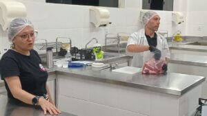 Leia mais sobre o artigo Da teoria à prática: alunos aprendem sobre maturação e defumação de carnes no UNICERP