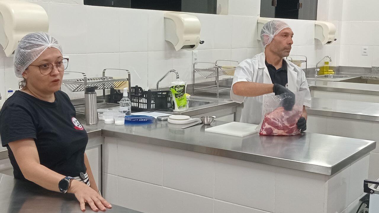 Leia mais sobre o artigo Da teoria à prática: alunos aprendem sobre maturação e defumação de carnes no UNICERP