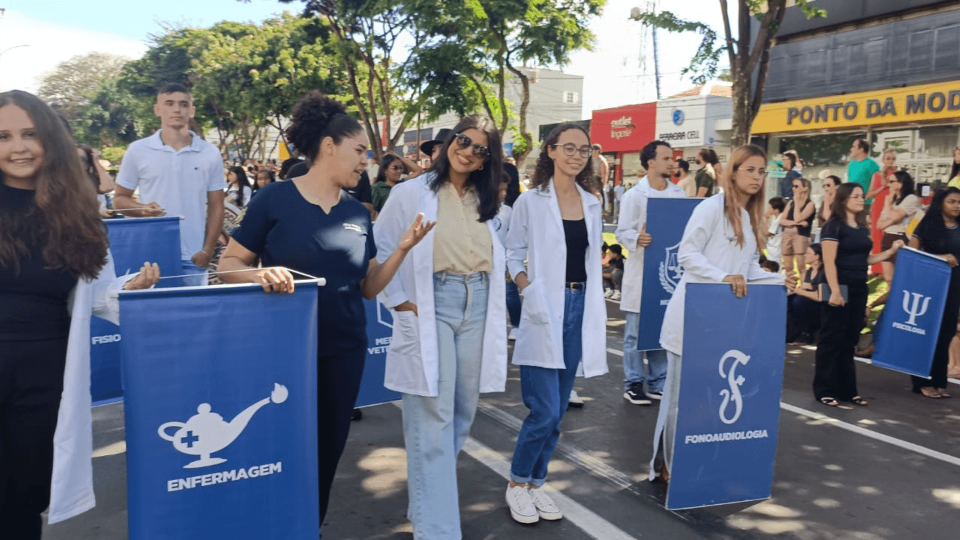 No momento, você está visualizando UNICERP participa de desfile cívico em comemoração ao aniversário da cidade